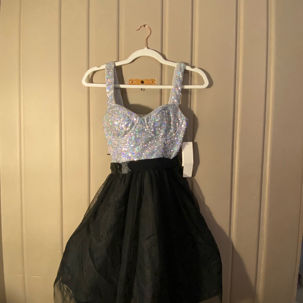 Elegant Black Formal Dress with Lace Detail